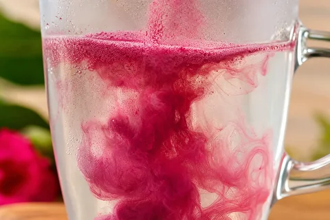 Textura de la bebida Vitofina disolviéndose en agua caliente, fórmula botánica para el control de peso